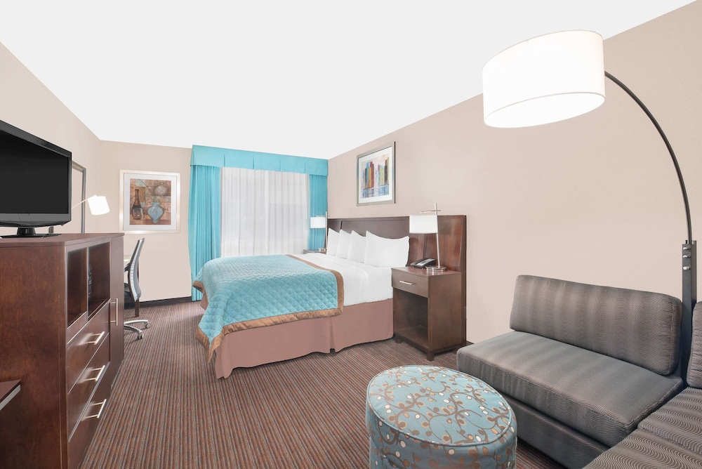 غرفة قياسية بسرير كينج مع أريكة، Wyndham Garden Midland 3/5