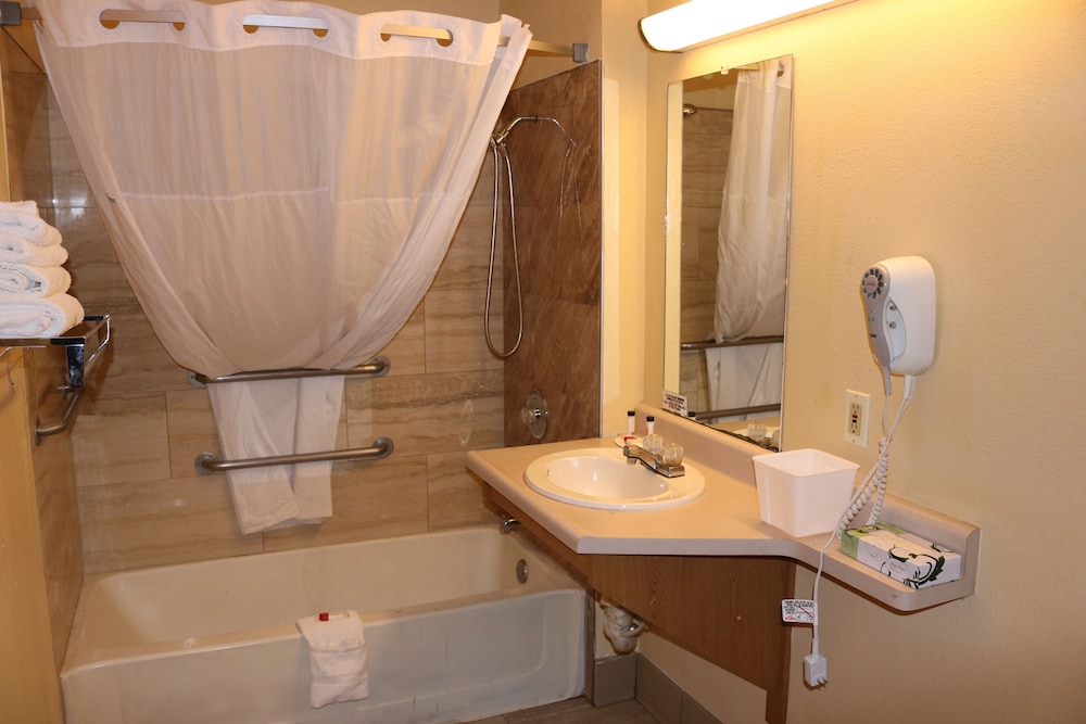 Days Inn By Wyndham Fresno South 17/38