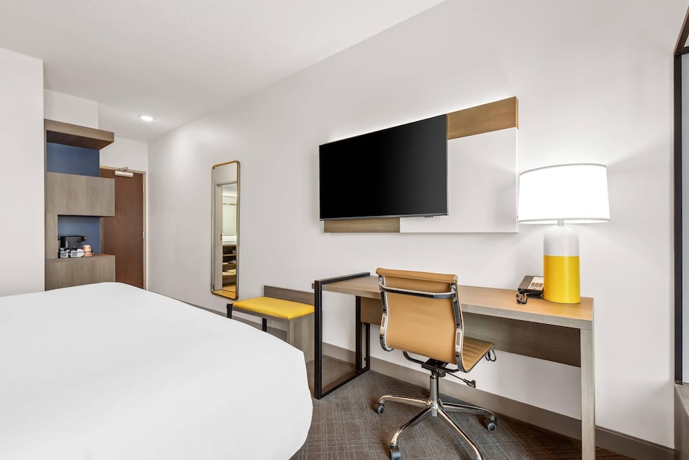 غرفة قياسية بسرير كينج، Comfort Inn & Suites at Sanford Sports Complex 3/8