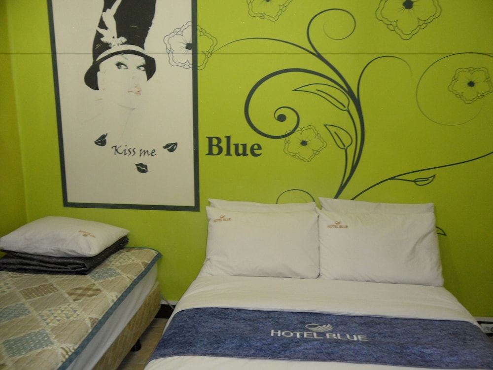 Blue Hotel 36/53