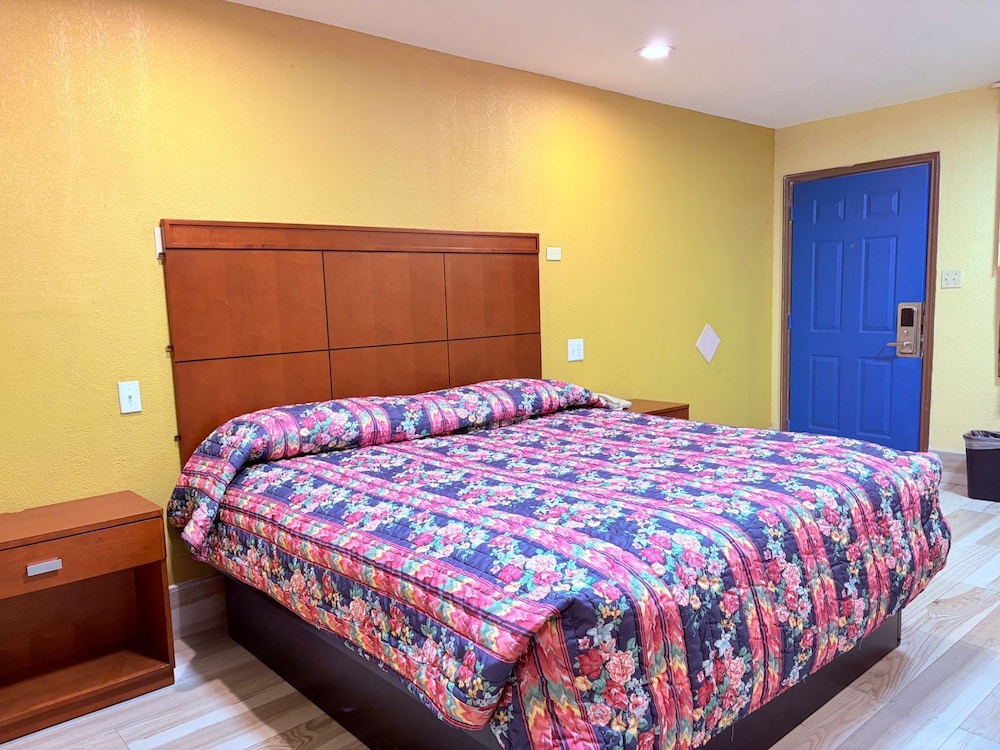 غرفة بسرير كينج بمطبخ صغير لغير المدخنين