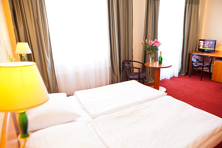 Central Hotel 28/47