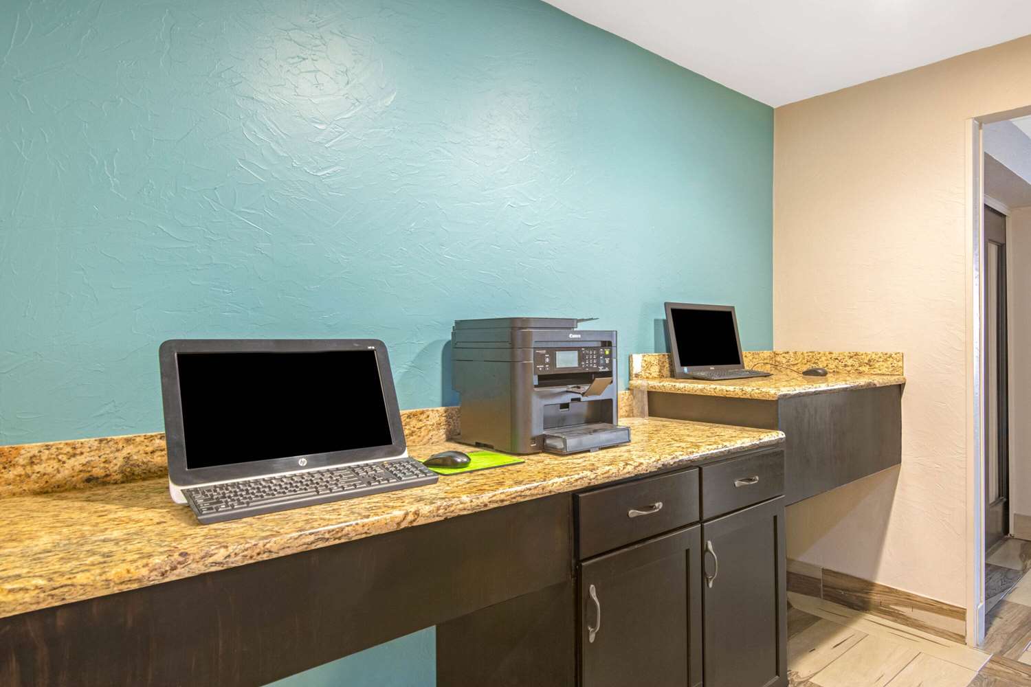 La Quinta Inn & Suites by Wyndham Denison - N. Lake Texoma 30/35
