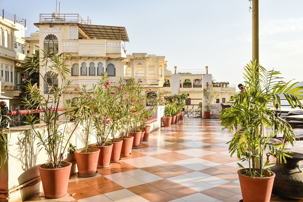 Hotal Devraj Niwas on Lake Pichola Udaipur 46/50