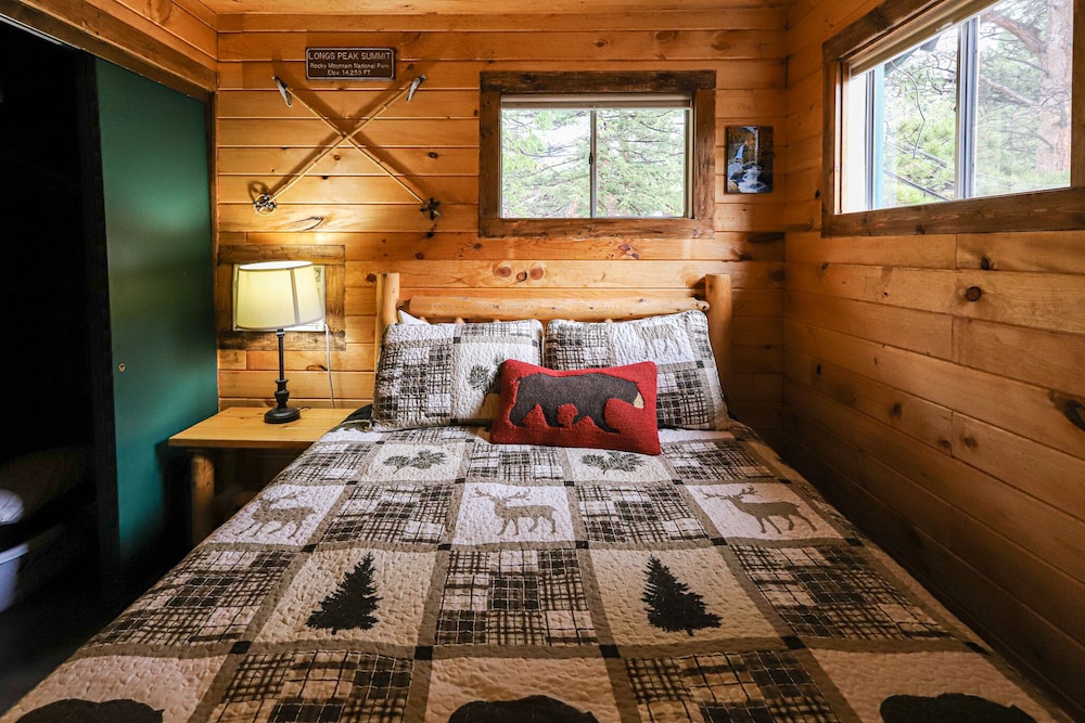 2 Bedrooms, Family, Cabin, Futon Bed, Queen Bed, Mountain Side, Kitchen
