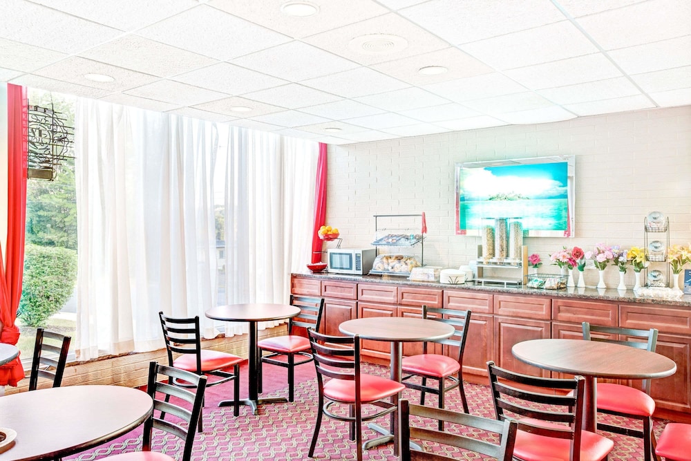 Ramada By Wyndham Rockaway 22/27