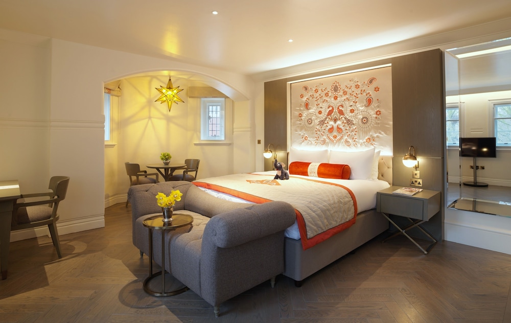 THE LALIT LONDON 25/72