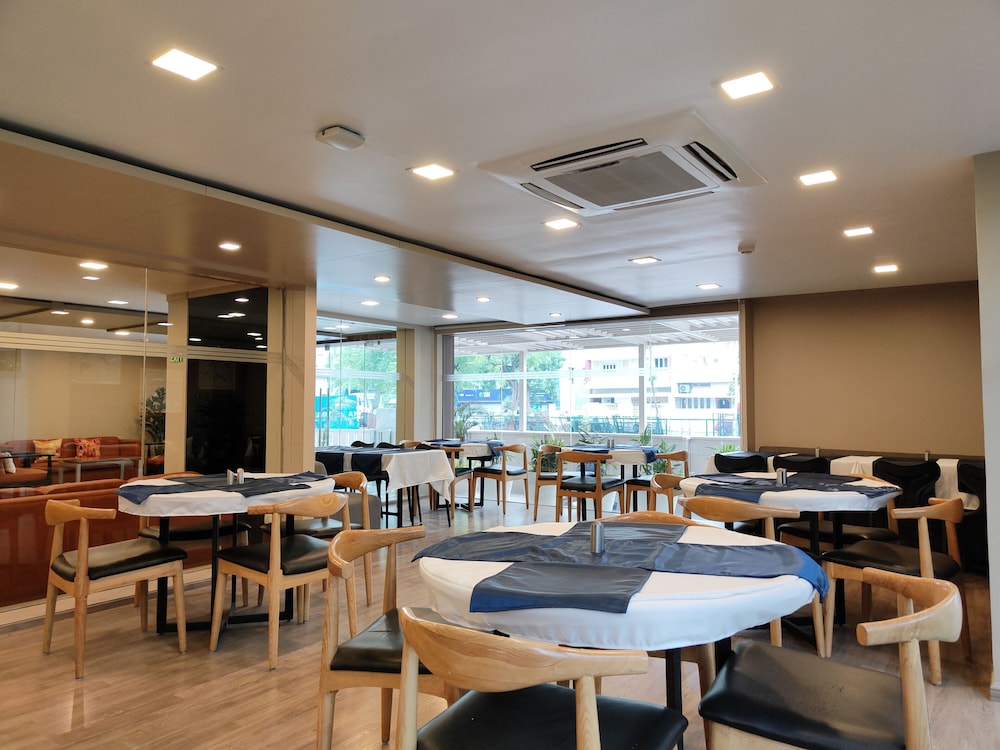 Kanak Beacon Hotel Ahmedabad 37/41