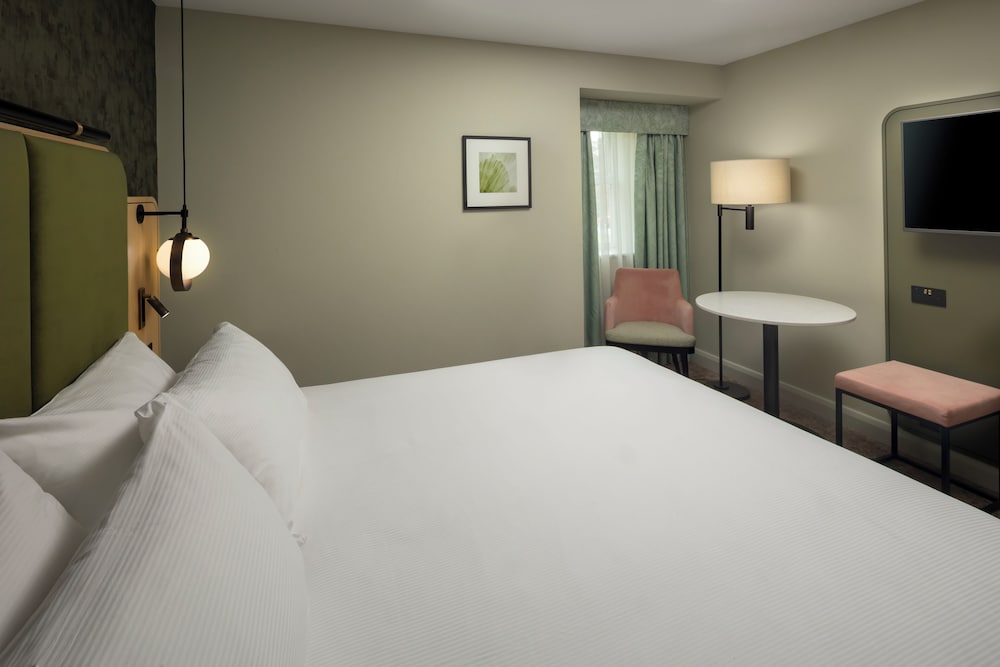 Room, King Bed, Garden View