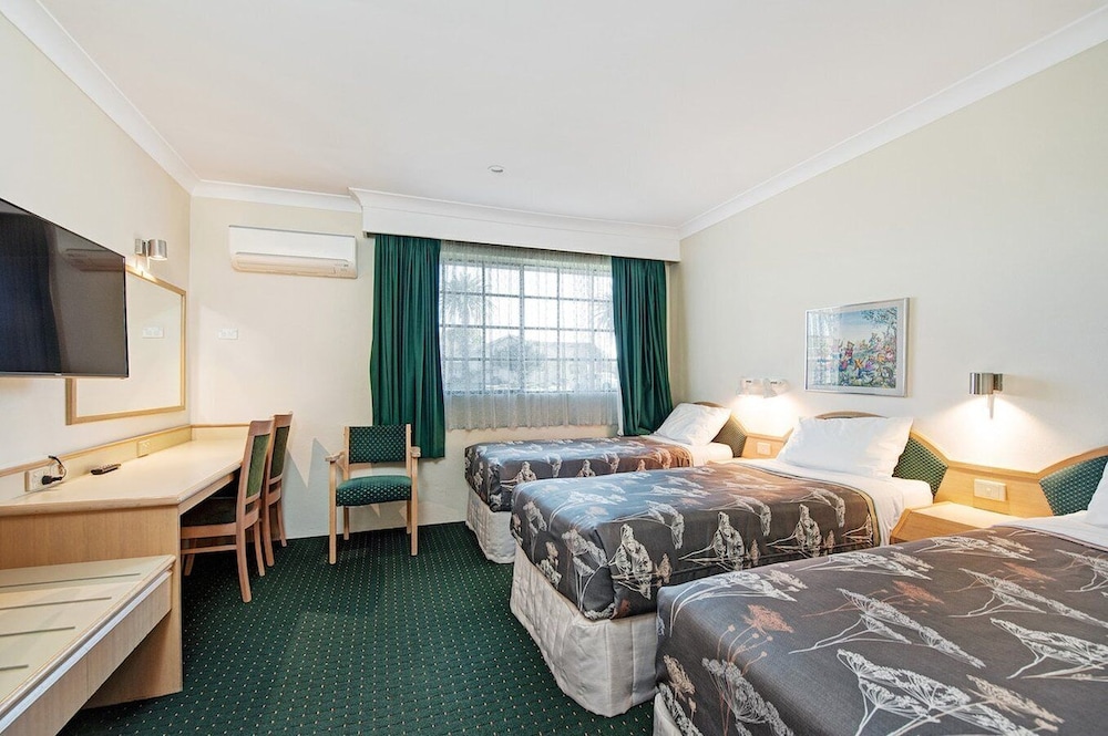 2 Bedrooms, Family Suite, Family, 1 Queen and 3 Single Beds