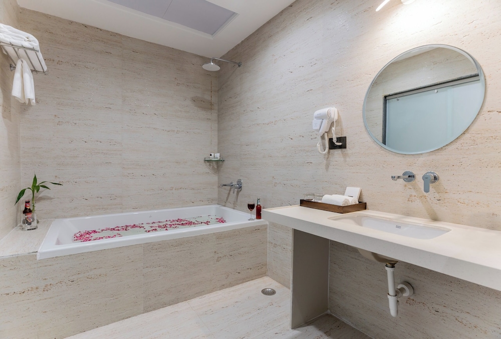 The Belita Hotel & Spa 41/47