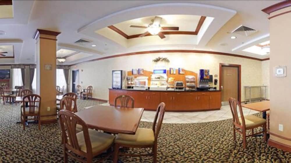 Holiday Inn Express Rockford Loves Park 52/65