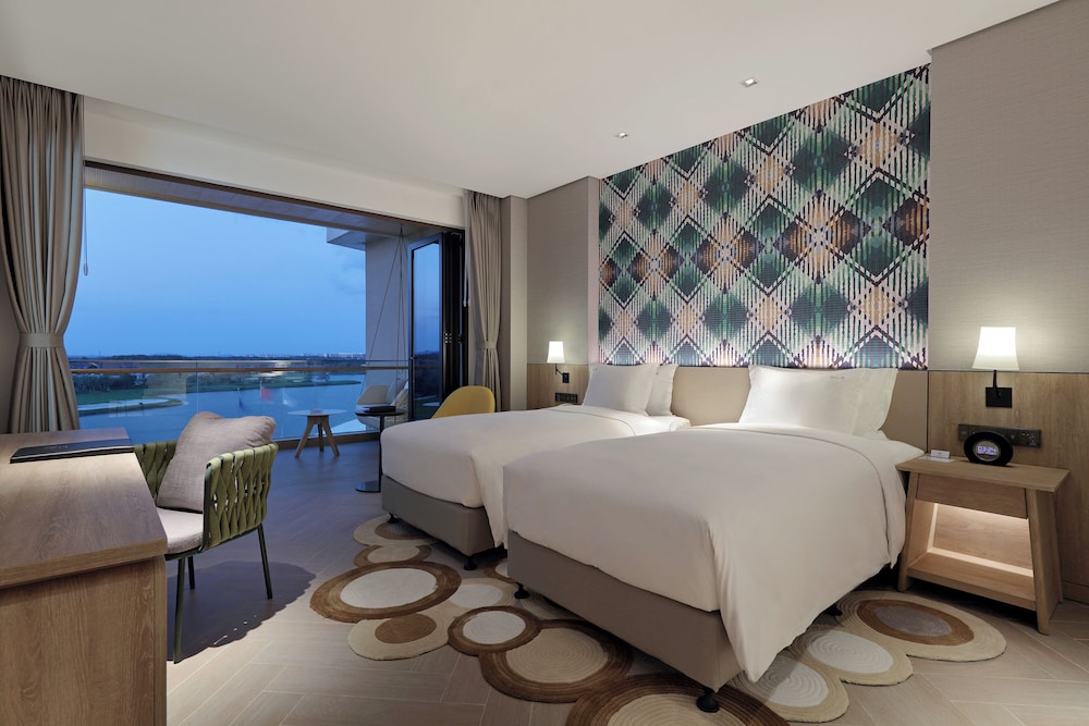 غرفة بريميوم بسريرين منفصلين بإطلالة على البحيرة بشرفة، Holiday Inn Resort Qionghai Guantang 3/4