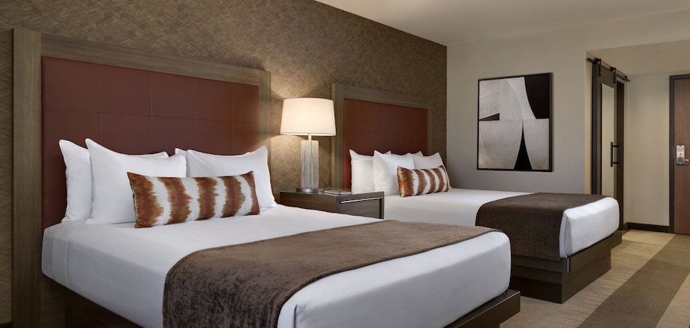 DELUXE, 2 QUEEN BEDS