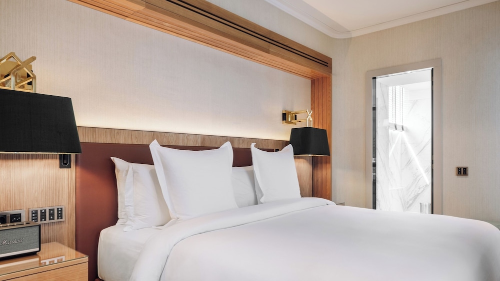 STUDIO, SUITE, KING BED
