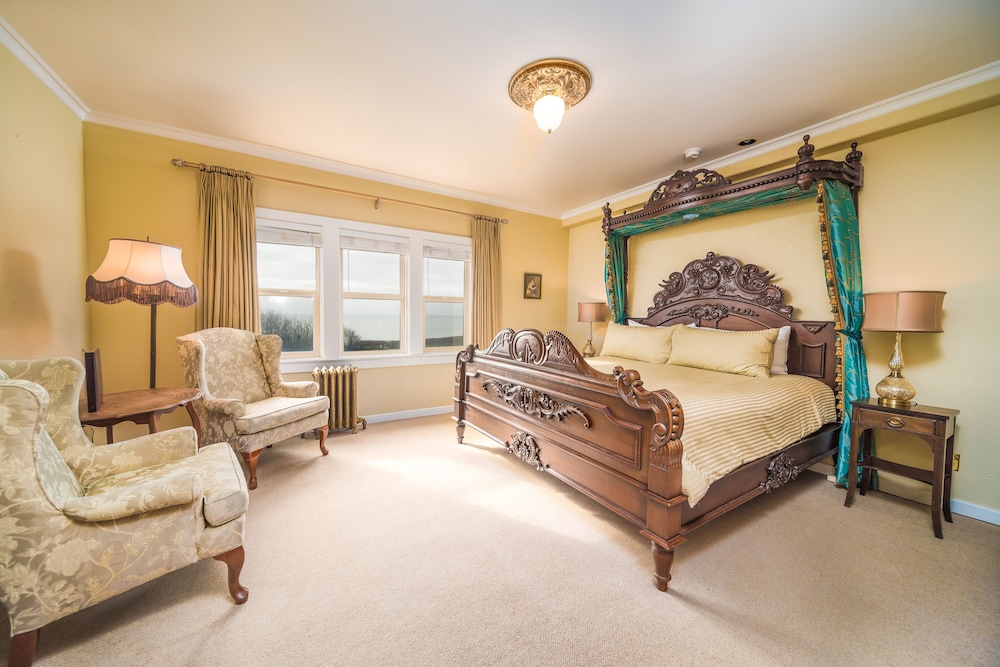 Dashwood Manor Seaside Bed & Breakfast 25/50