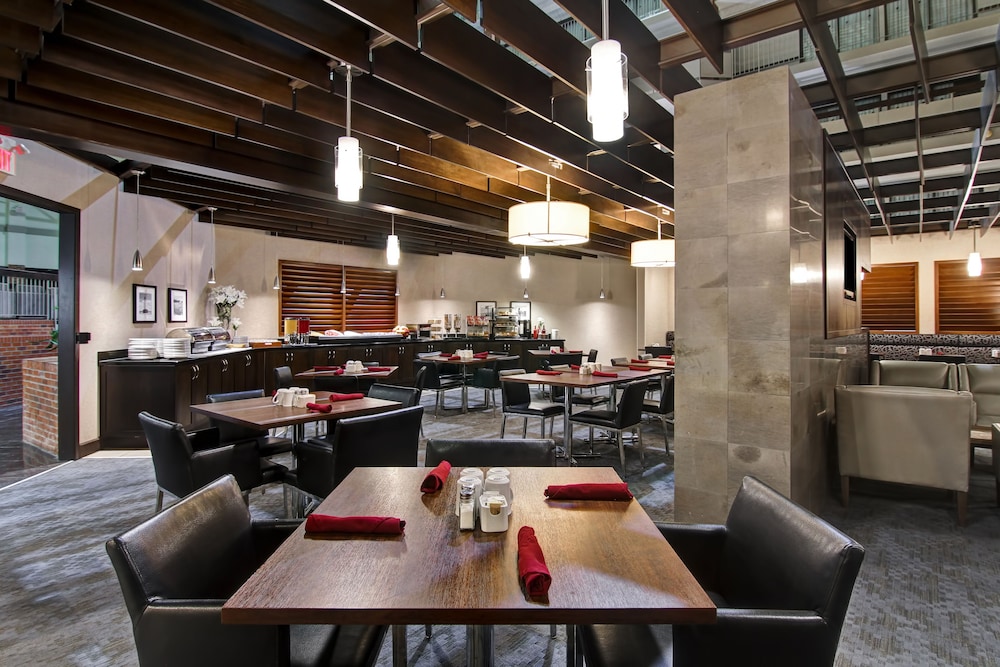 Holiday Inn Oakville Centre 46/81