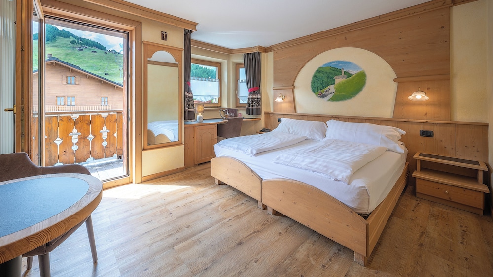Crosal Hotel 15/50