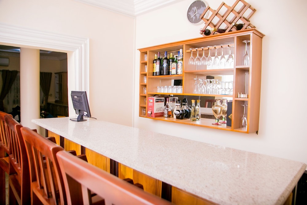 Eden Vale Hotel 10/50