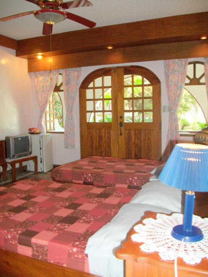 Family, Single Bed, 2 Queen Beds, Lateral Side Sea View
