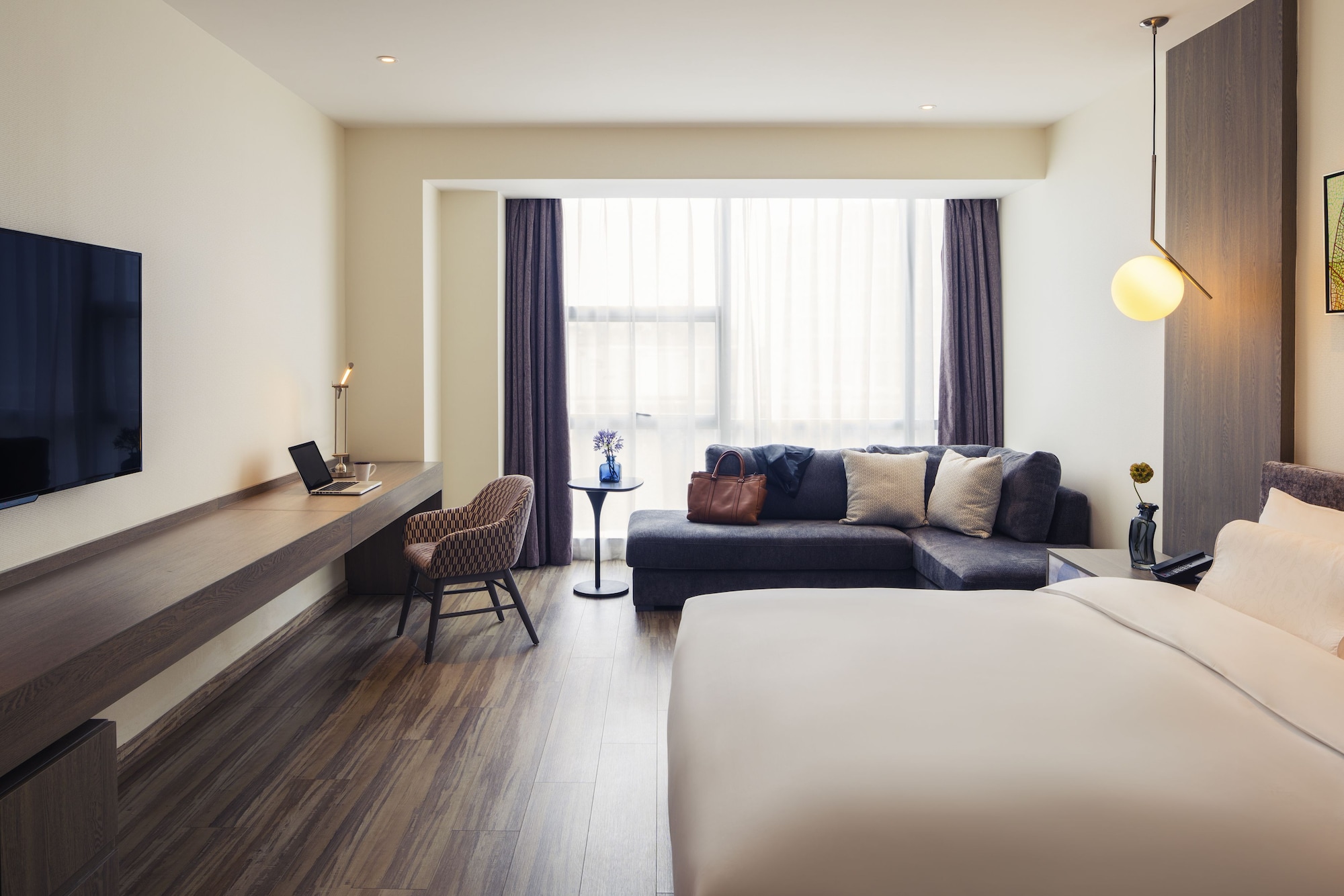 DELUXE, KING BED
