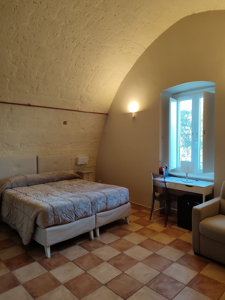 DELUXE, DOUBLE BED