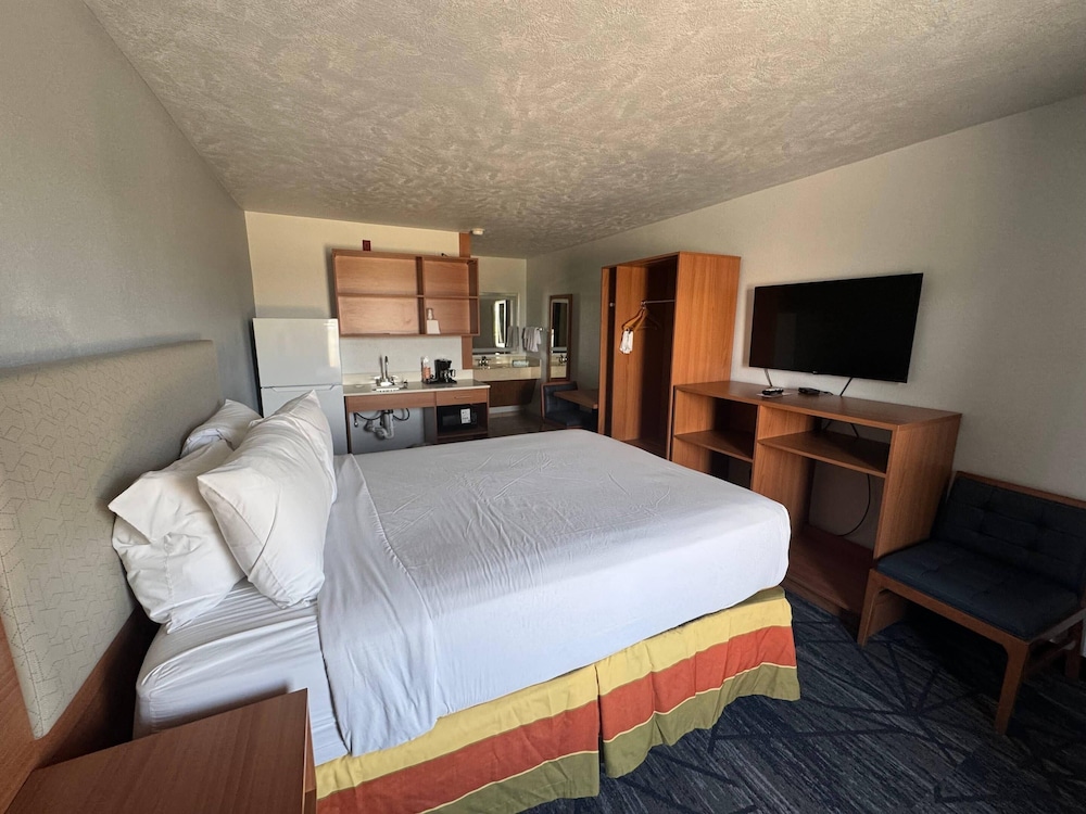 EFFICIENCY, QUEEN BED