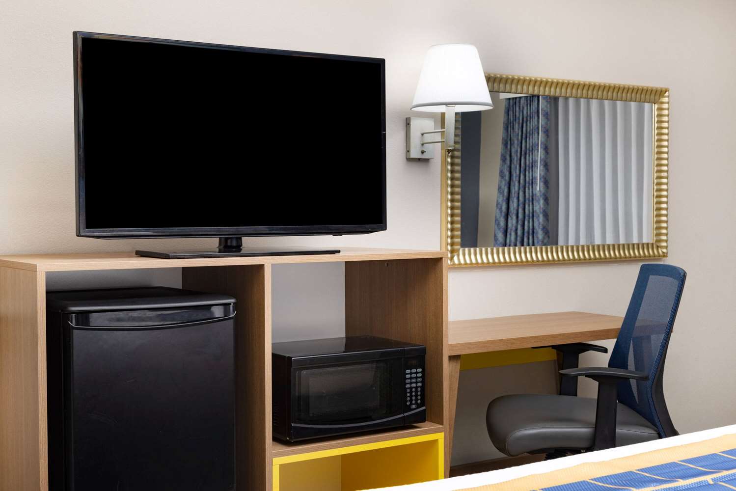 Days Inn & Suites by Wyndham Savannah Midtown 50/56