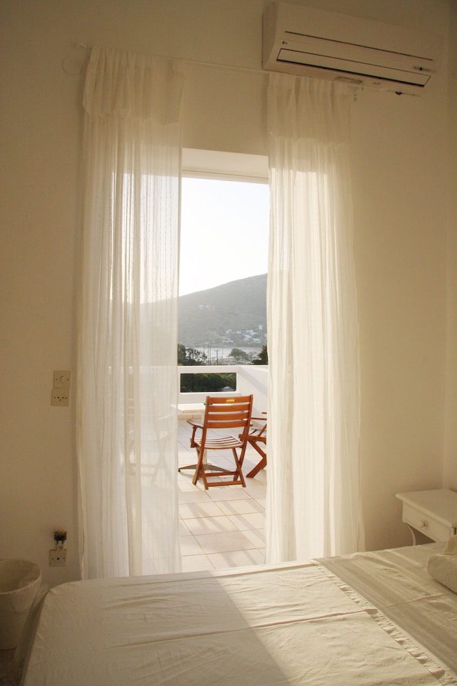 Armadoros Hotel / Ios Backpackers 16/47
