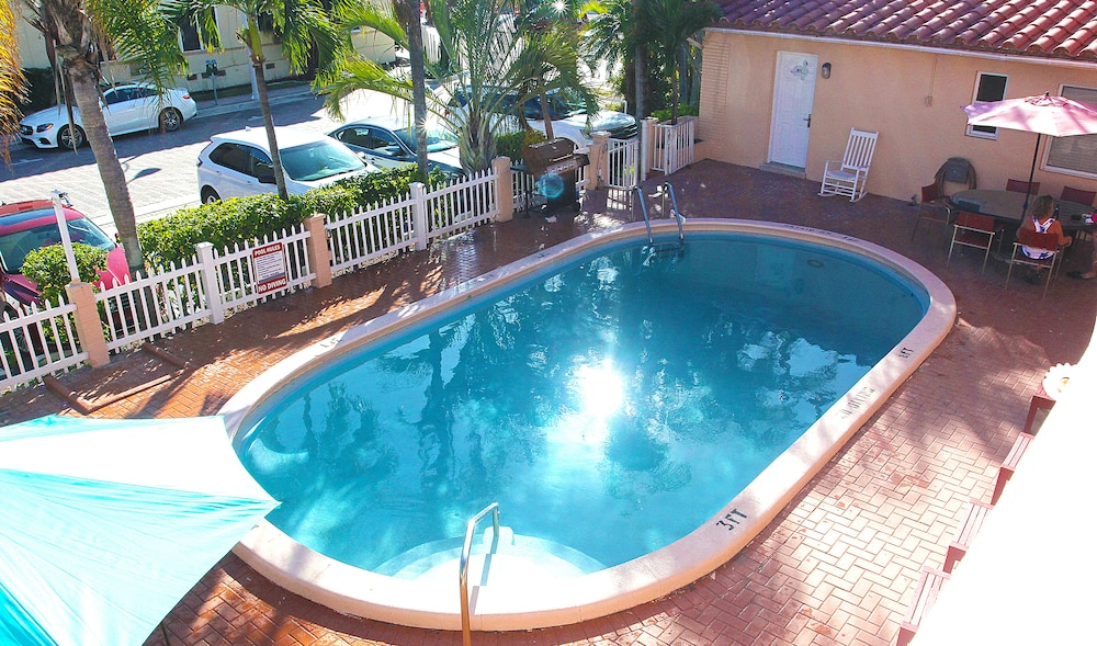 Hollywood Beach Swan 26/31
