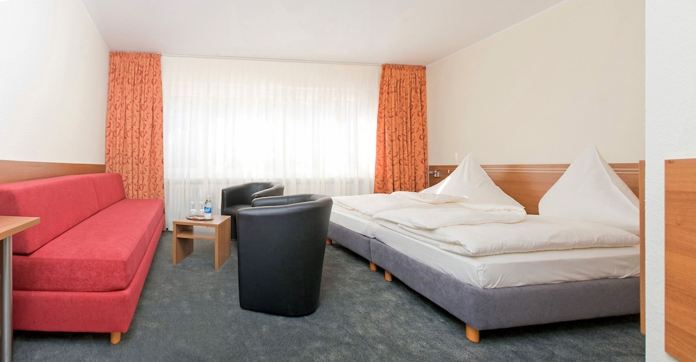 ROOM, QUADRUPLE