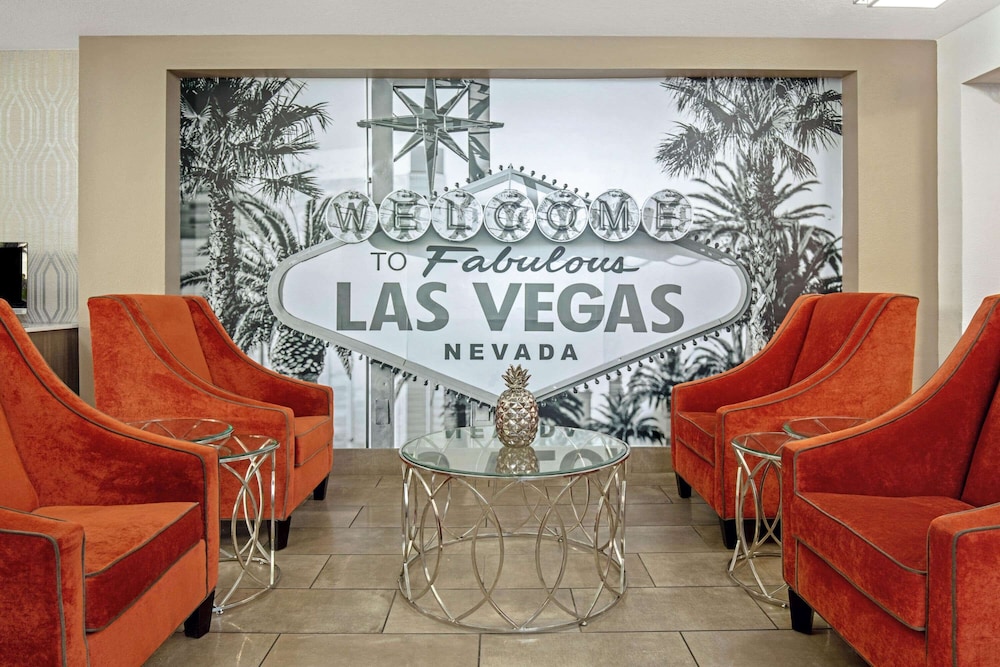 La Quinta Inn & Suites by Wyndham Las Vegas Red Rock 34/42