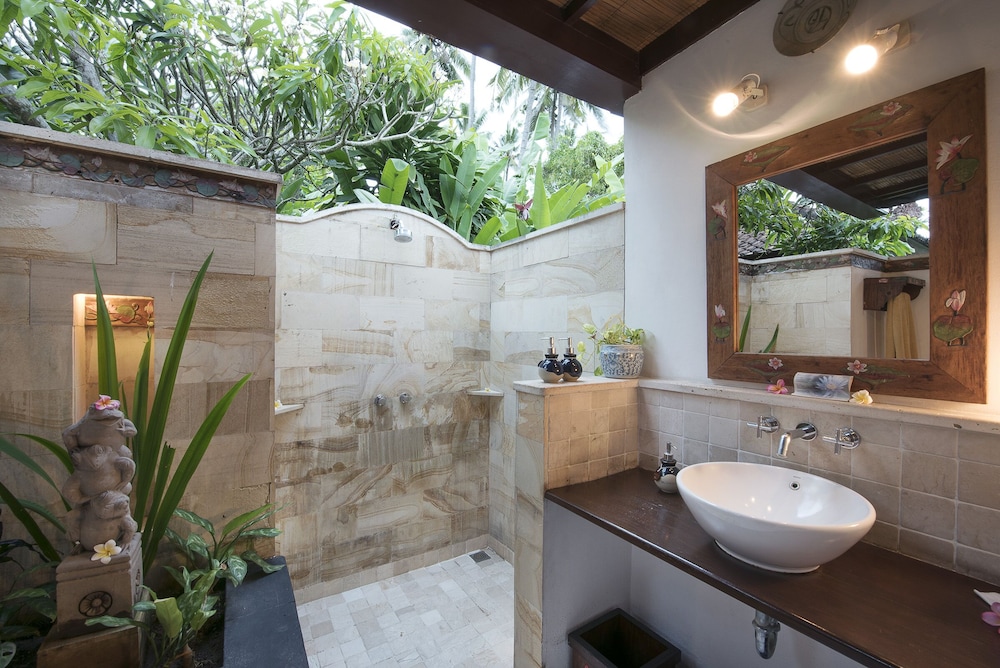 LOTUS BUNGALOWS 48/50