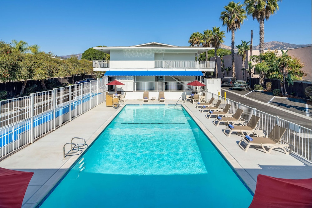 Motel6 Santa Barbara, CA - State Street 15/54