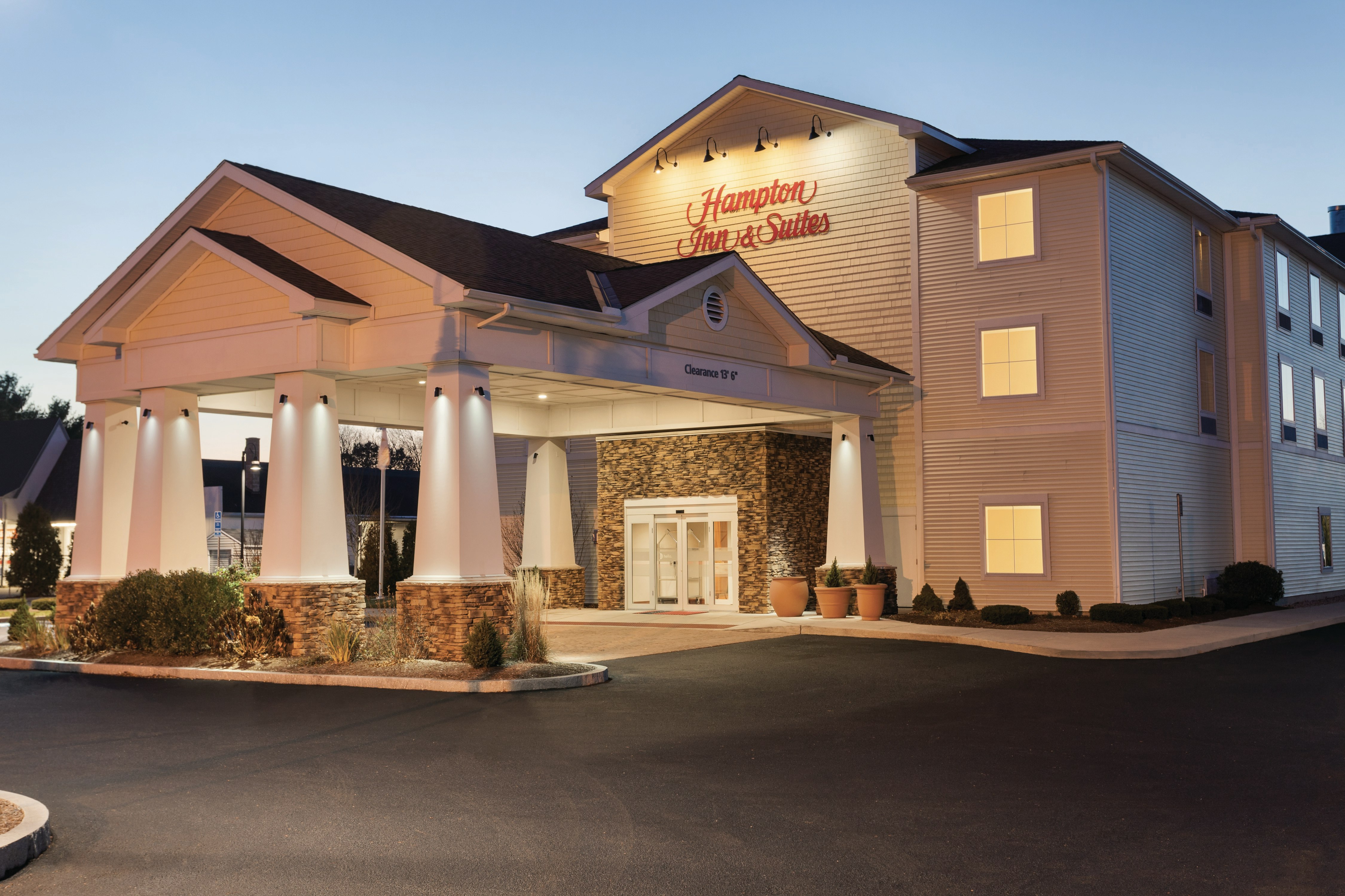 Hampton Inn and Suites Mystic 54/56