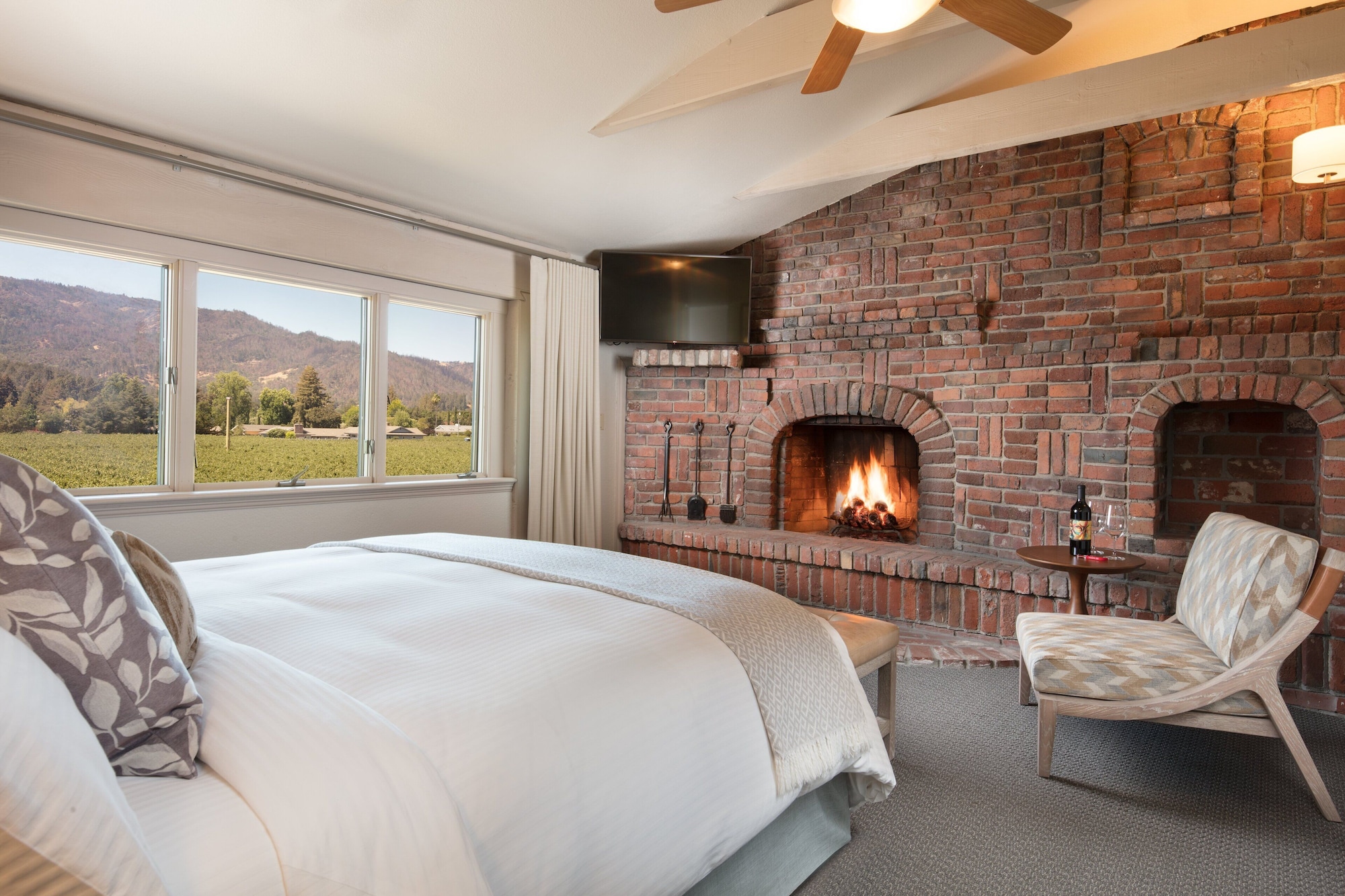 Collection, Suite, King Bed, Vineyard View, Sofa