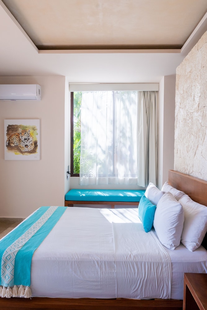 Master, Suite, 2 Queen Beds, Lagoon View, Balcony
