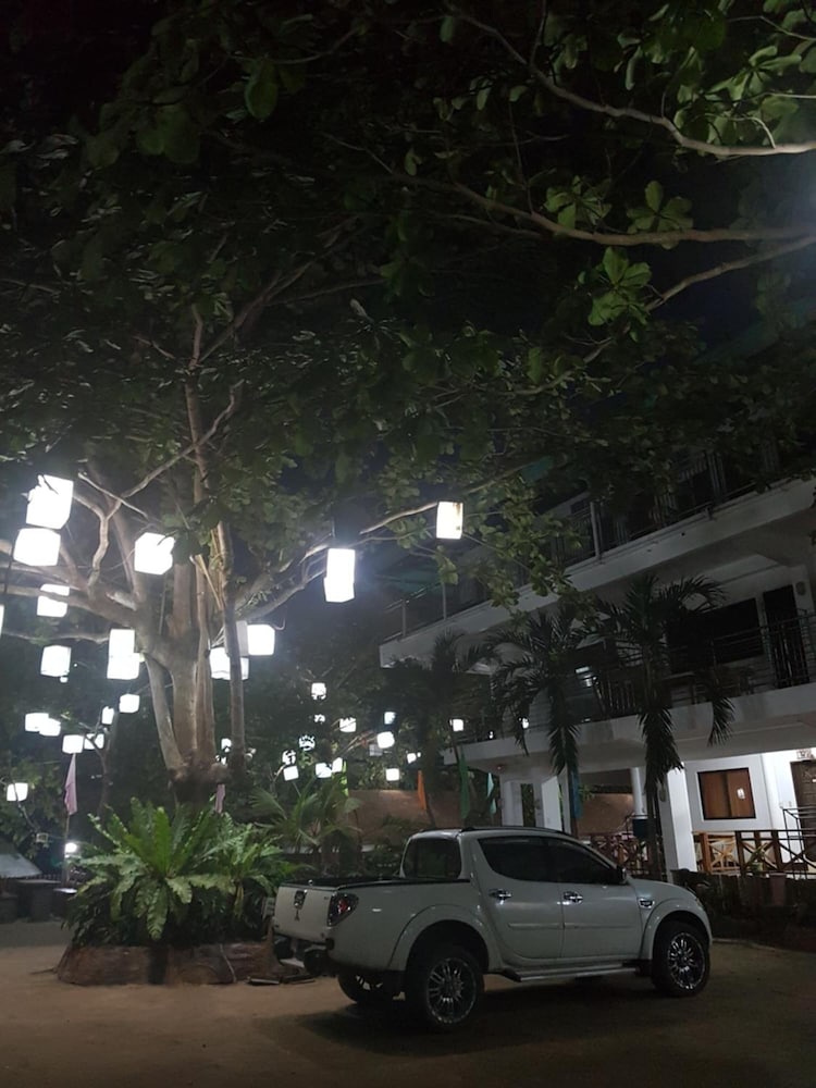 Hk Beach Resort 35/50
