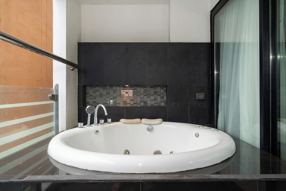 Absolute Bangla Suites 50/50