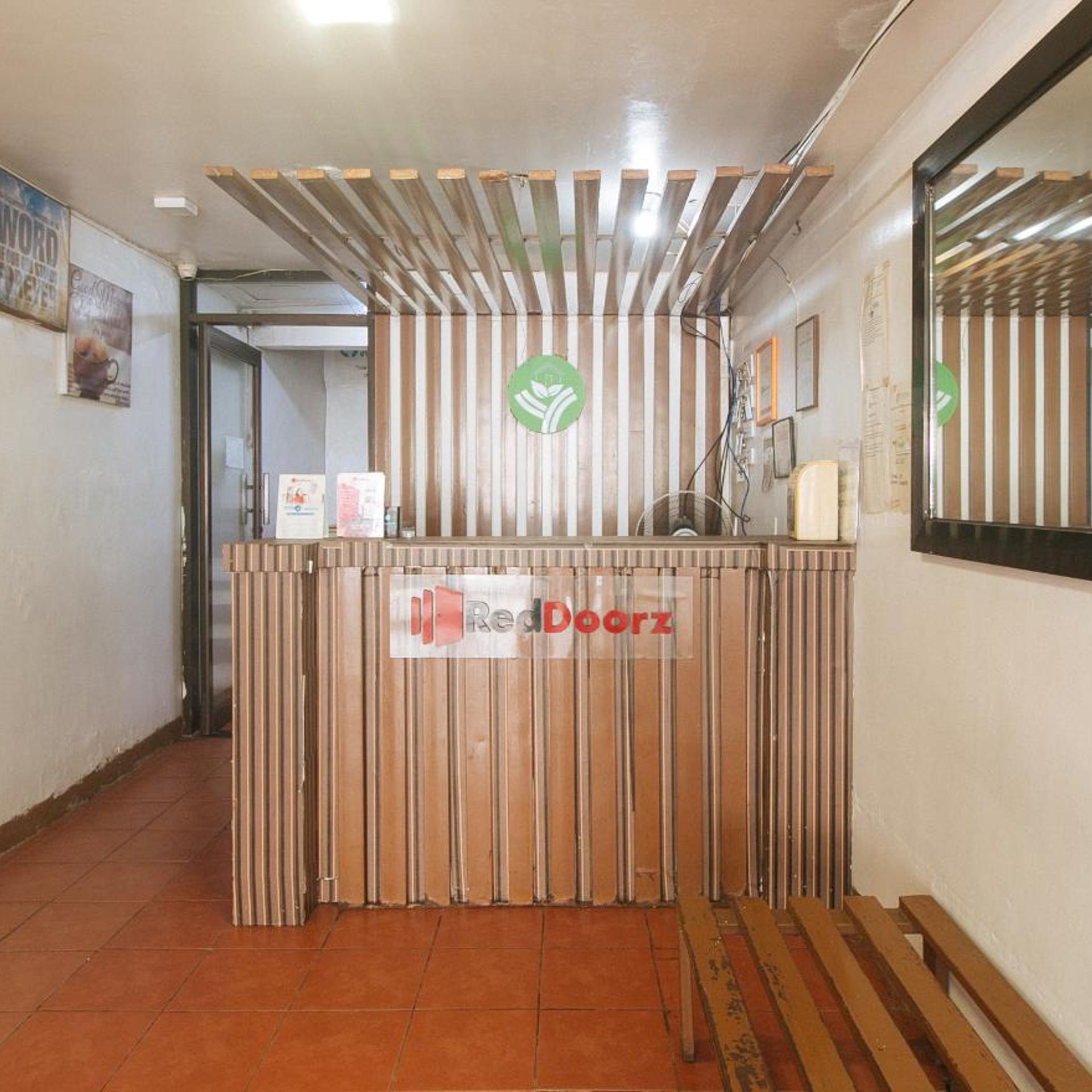 RedDoorz near OWWA Pasay 4/46