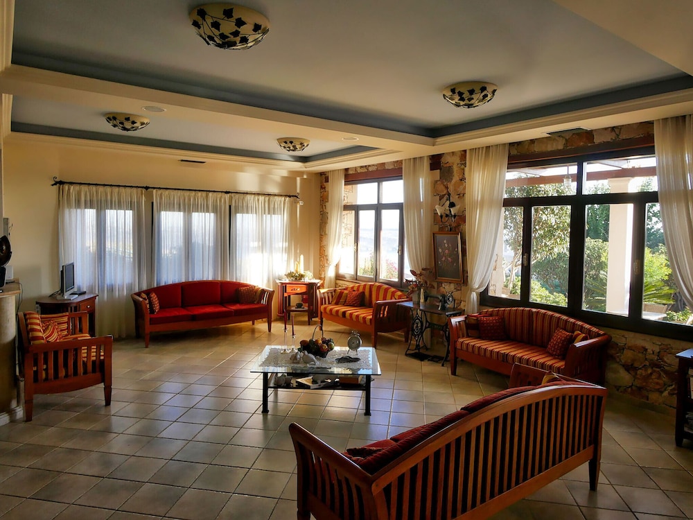 Areti Aparthotel 47/75