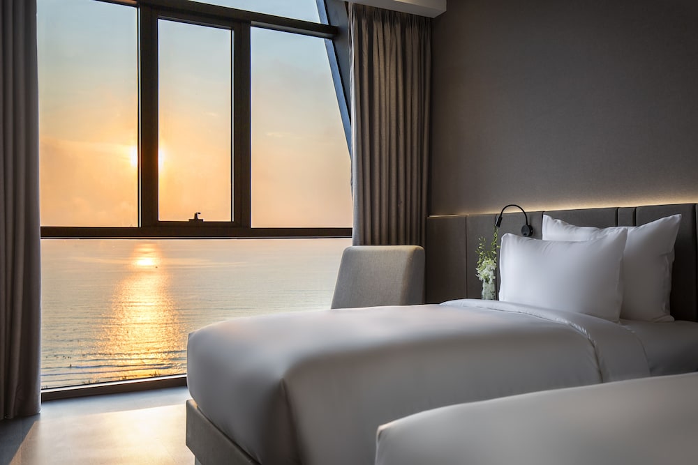 PREMIER, TWIN BEDS, HIGH FLOOR