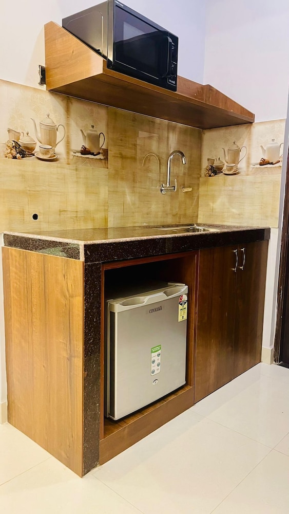 Monarch Suites 40/40
