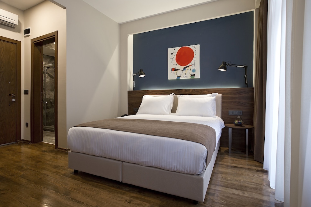 Snog Rooms & Suites 8/23