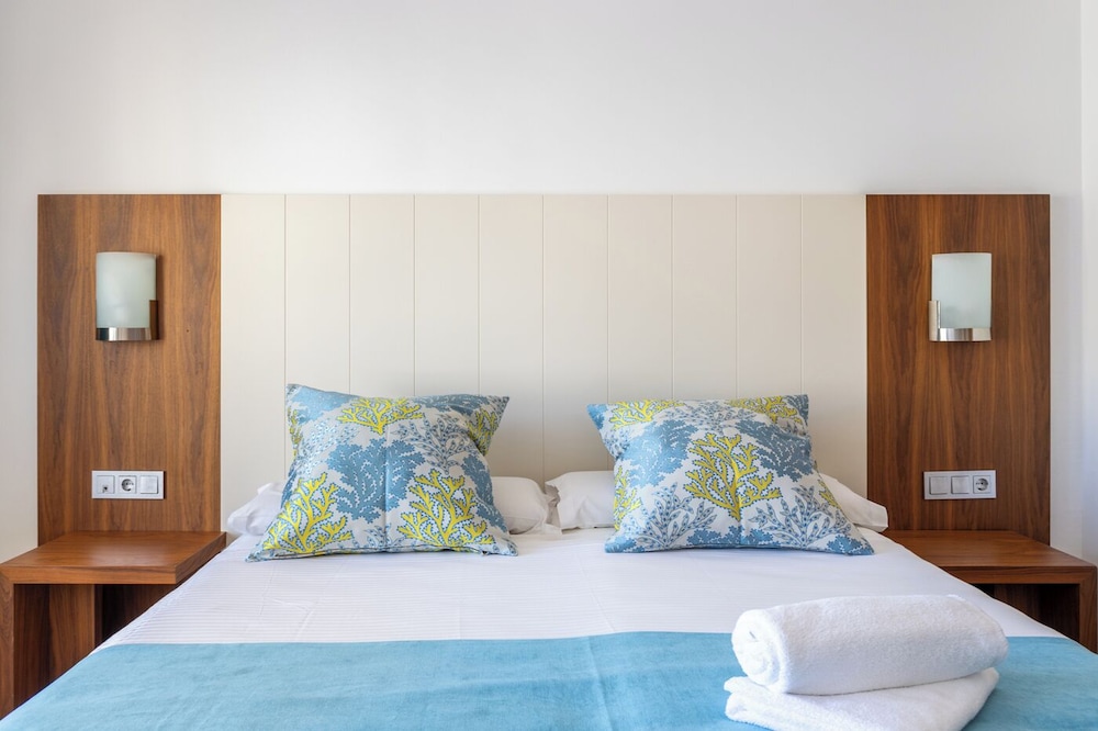 غرفة سوبيريور بسرير مزدوج بشرفة، Neptuno Paguera Hostal 4/8