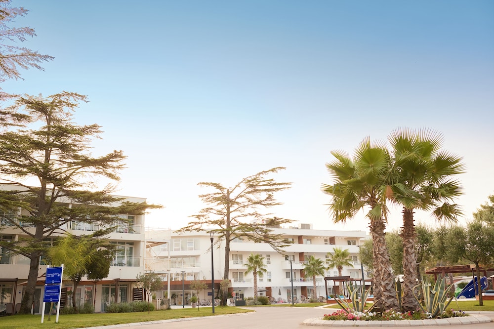 The Long Beach Hotel Montenegro 4/83