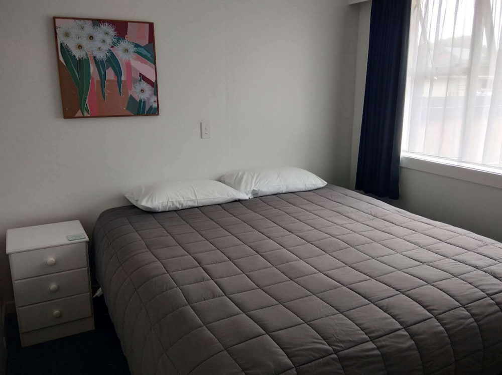 Queens Park Motels 16/60