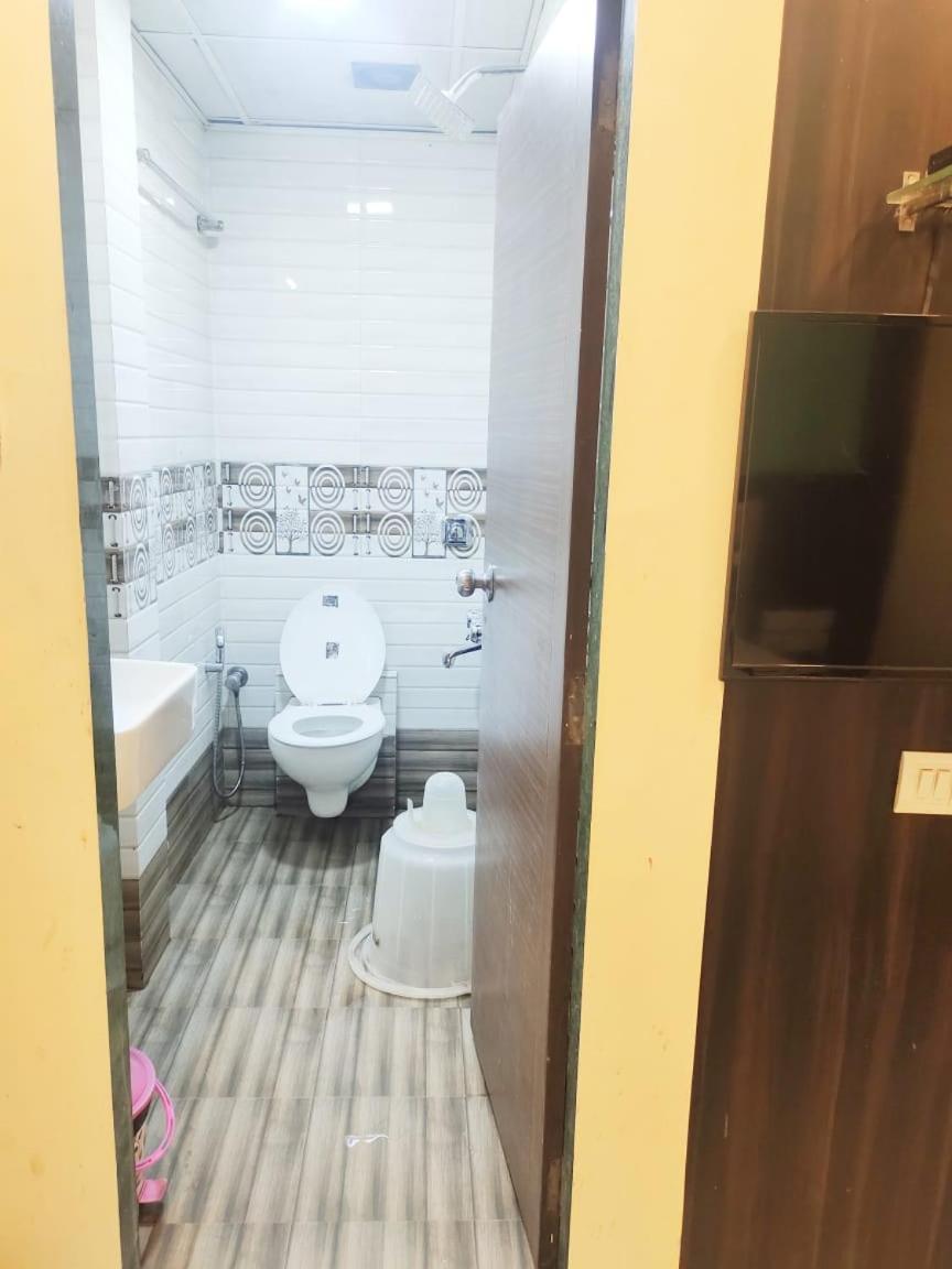 Oyo 10954 Hotel Golden Galaxy 46/50