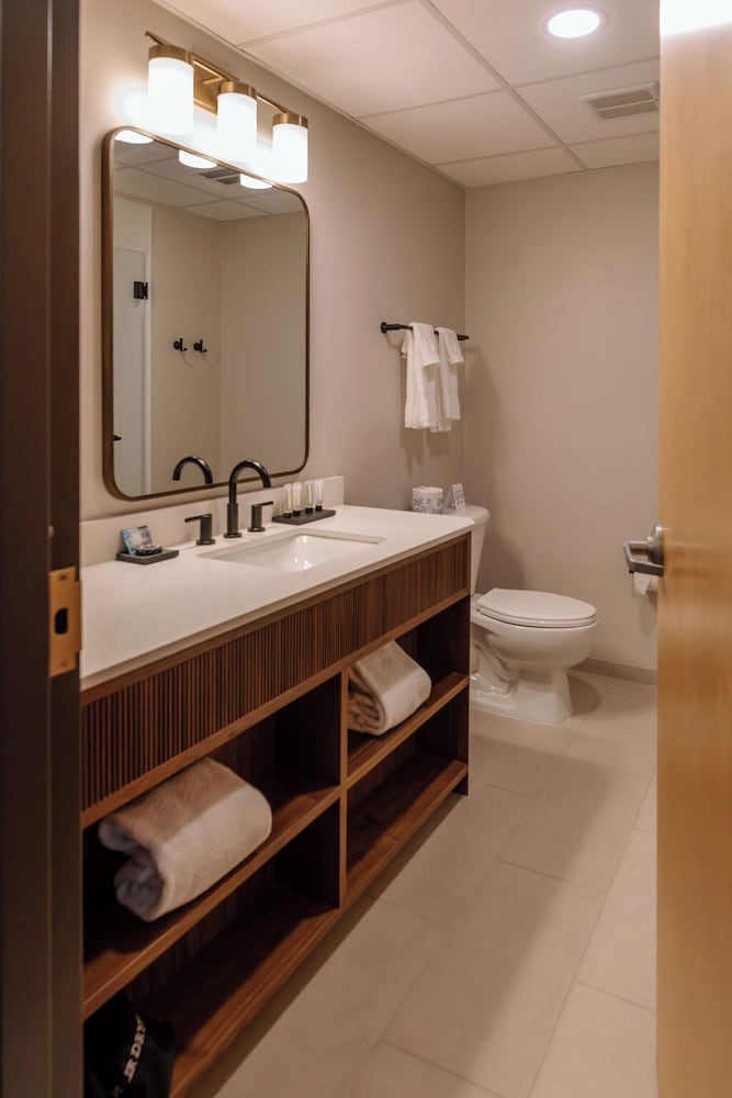 غرفة بسرير كوين، Wylie Inn And Conference Center At Endicott College 8/8