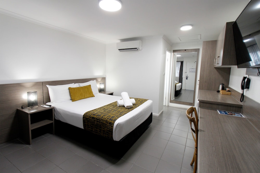 EXECUTIVE, QUEEN BED